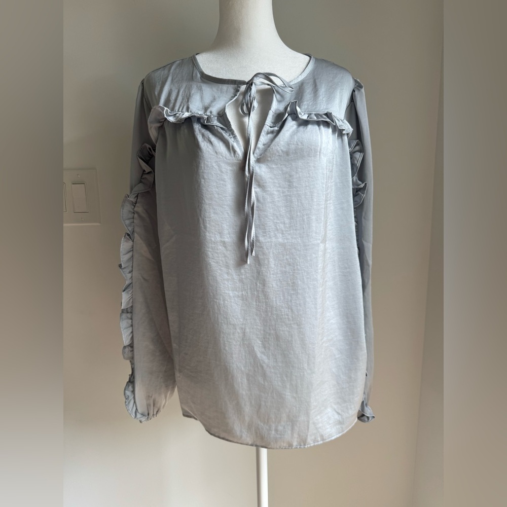 LOFT Long Sleeve Top Light Gray Long Ruffle Sleeve‎ Blouse women’s Size M NEW